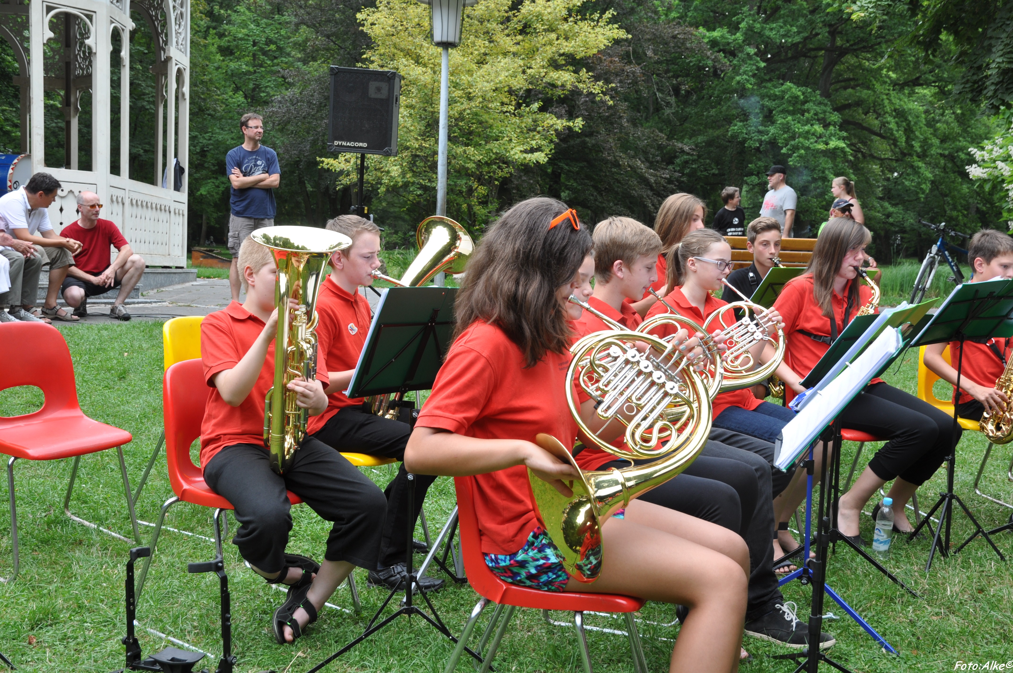 Unter freiem Himmel macht das Spielen gleich noch mehr Spaß: das Nachwuchsorchester beim Sommerfest (2014)